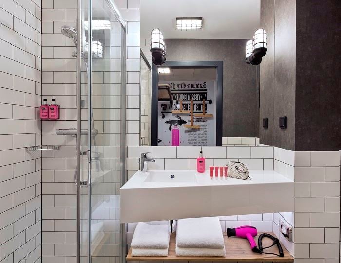 Moxy Sleeper - 100 wygodnych pokoi z łazienkami z przestronnym prysznicem