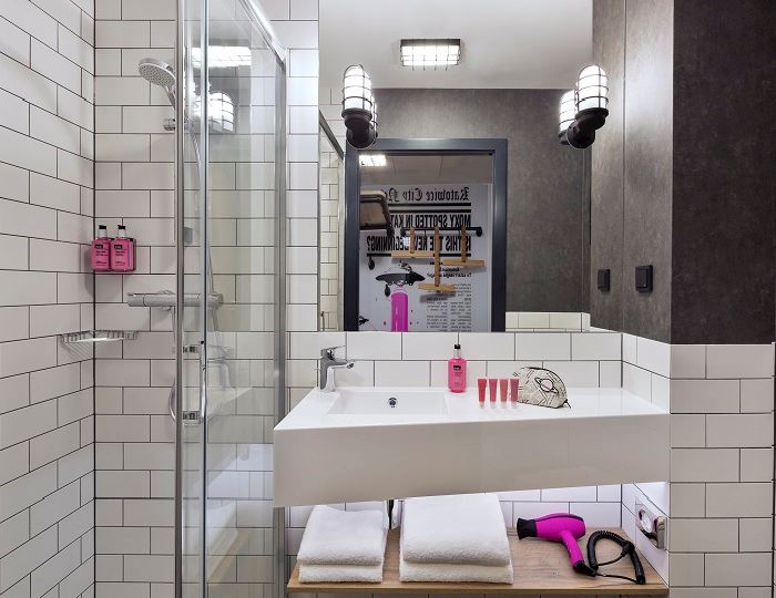 Moxy Sleeper - 100 wygodnych pokoi z łazienkami z przestronnym prysznicem Moxy Sleeper - 100 wygodnych pokoi z łazienkami z przestronnym prysznicem