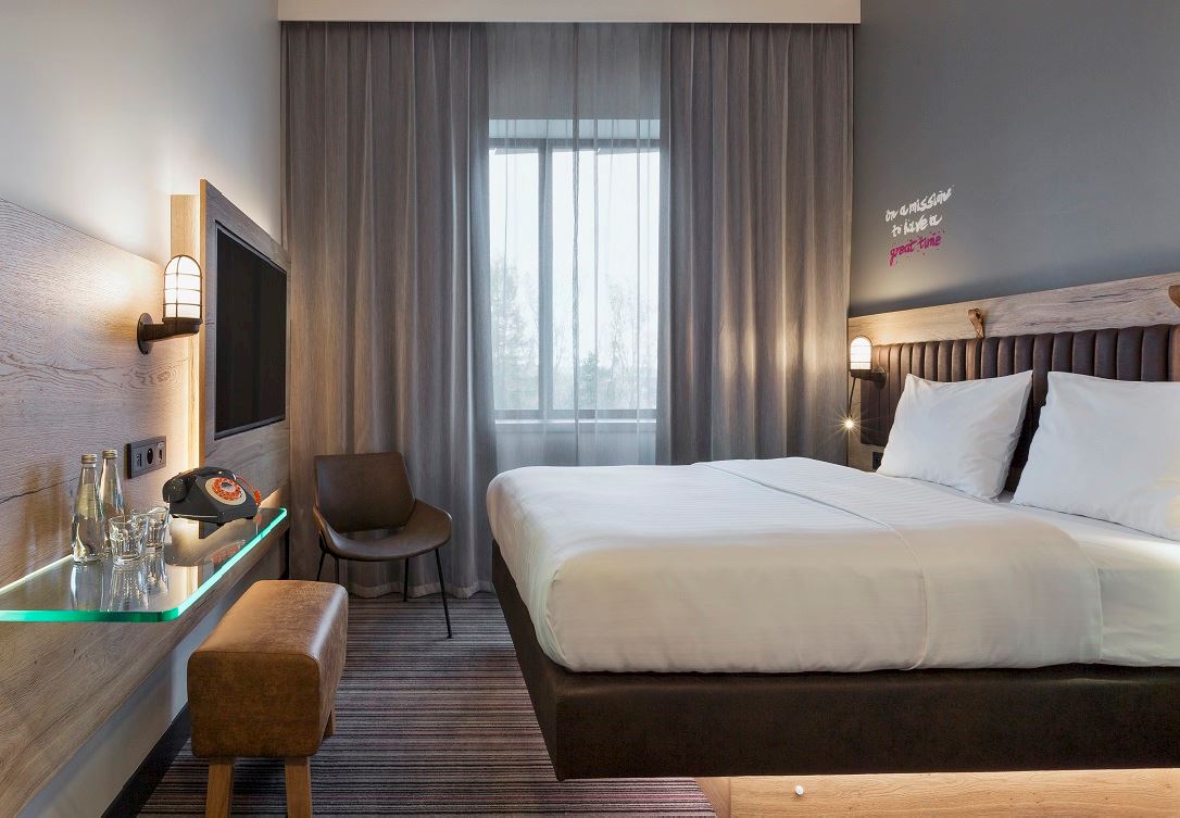 moxy queen room